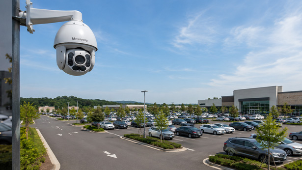 공장 및 주차장의 넓은 범위를 감시하는 360도 회전형 PTZ CCTV